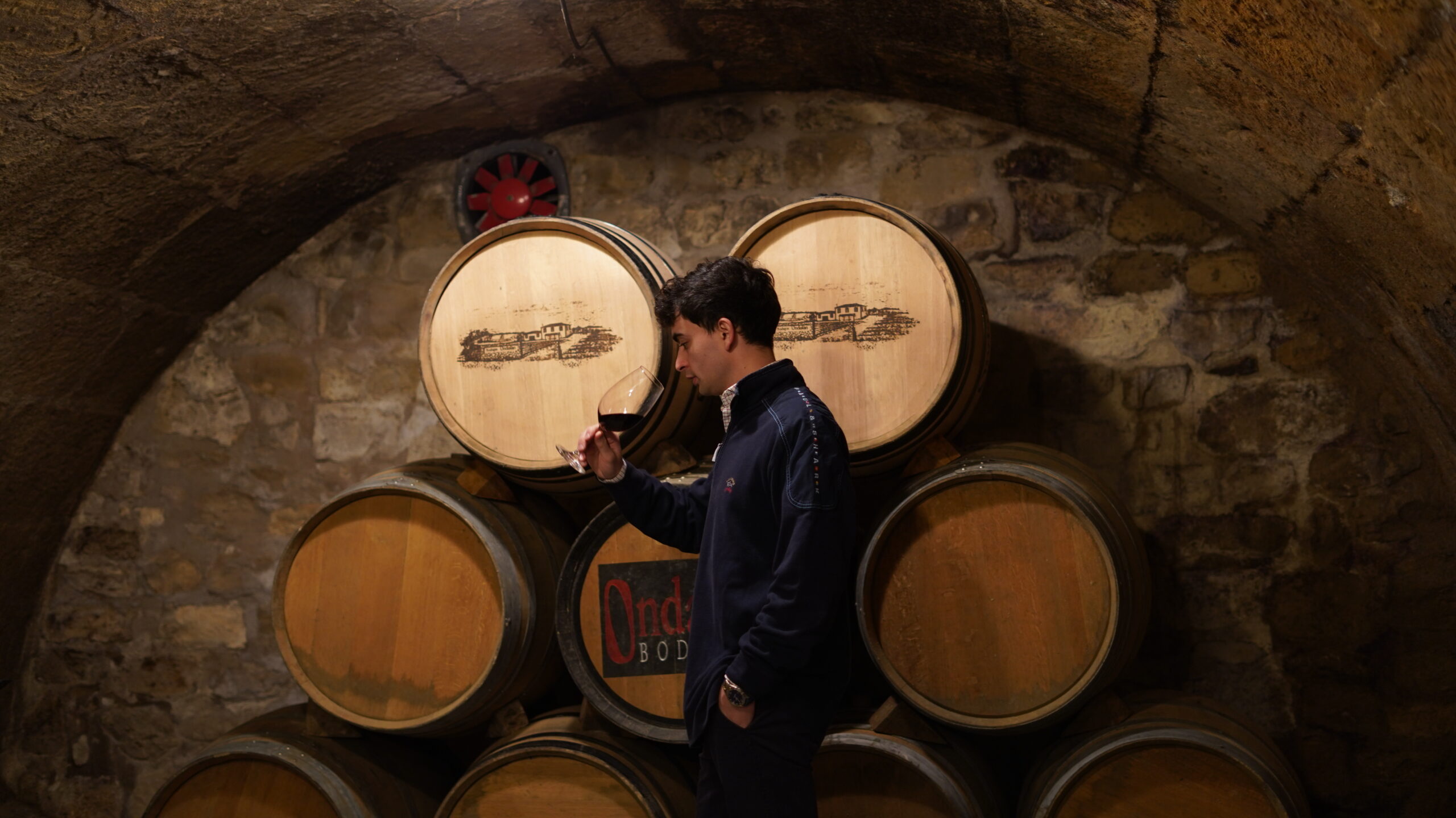 Cata de vino en calado histórico del siglo XVII en Bodegas Ondalán, Rioja Alavesa.